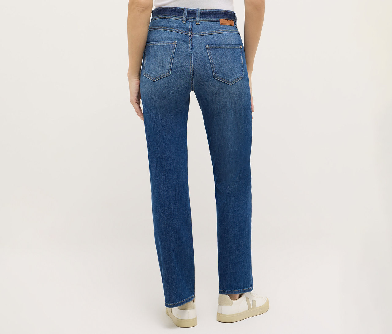 Pohled zezadu na ženu v džínách Angels Denim »Lara City« Straight Fit a teniskách.