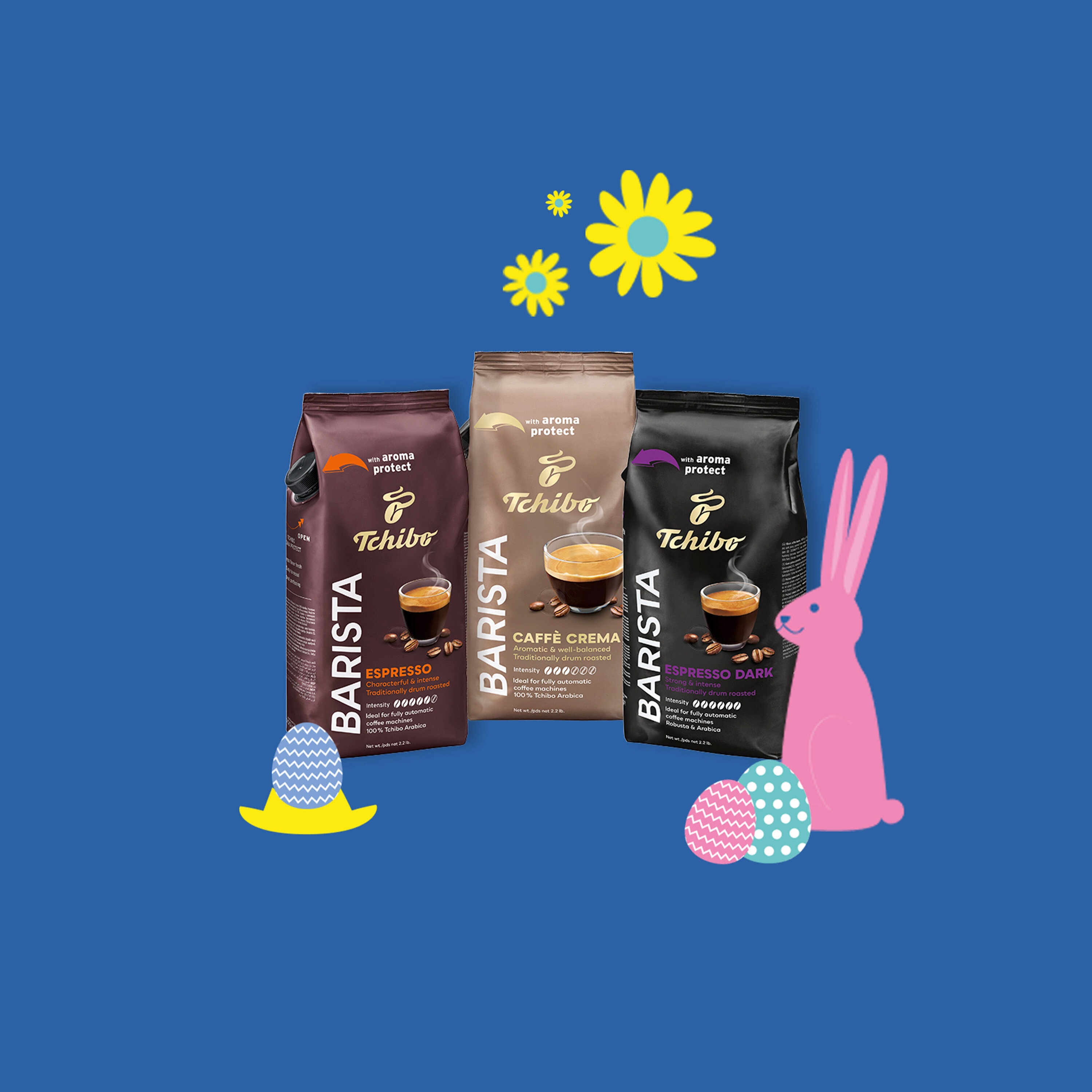 Tři balení kávy Tchibo Barista, velikonoční ozdoby a žluté květiny na modrém pozadí.