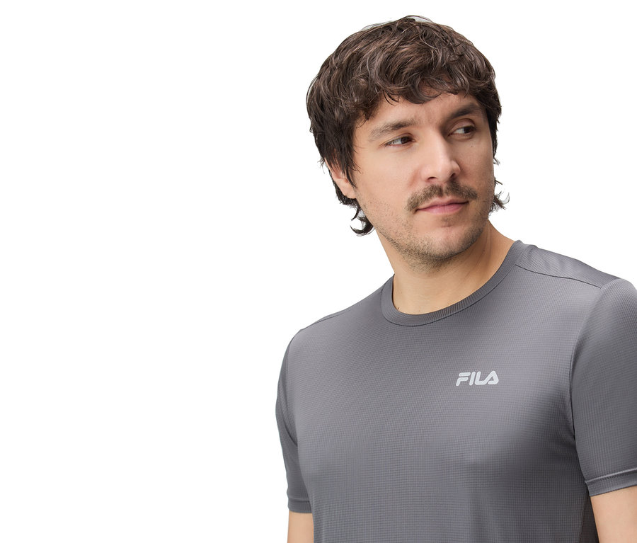 Muž má na sobě šedé tričko Fila.