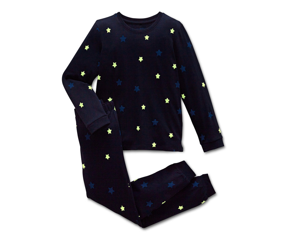 Tmavě modré pyžamo Glow in the dark s dlouhým rukávem a kalhotami zdobené žlutými a modrými hvězdami.