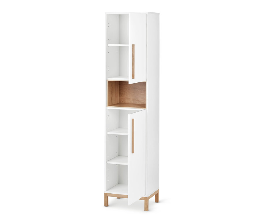 Vysoká bílá koupelnová skříňka Eklund s otevřenými dvířky a dřevěnými detaily.