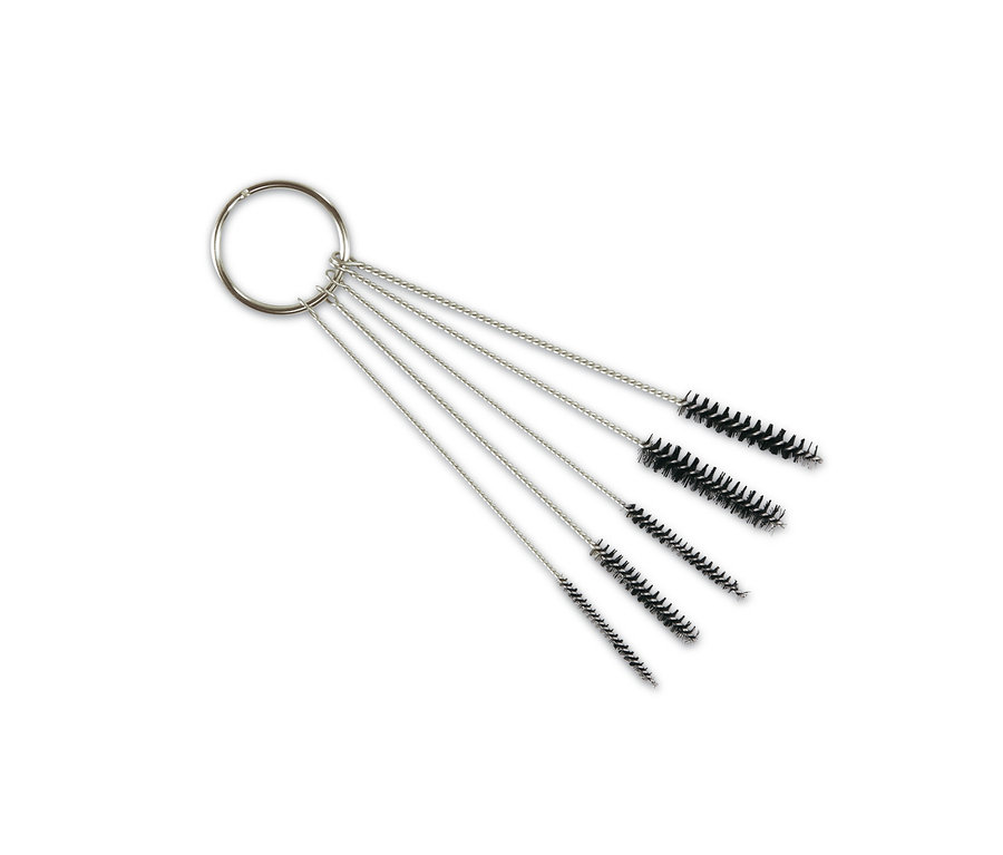 Sada pěti kartáčků na čištění airbrush na dorty a cukroví, spojených stříbrným kroužkem, na bílém pozadí.