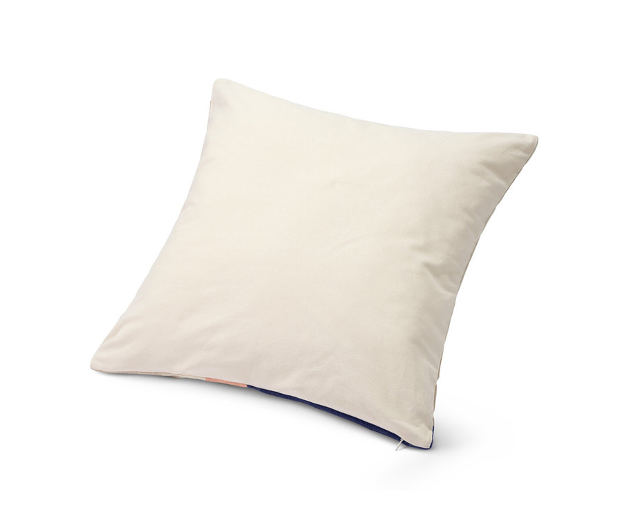 Béžový povlak na dekorační polštářek leží na bílém pozadí.