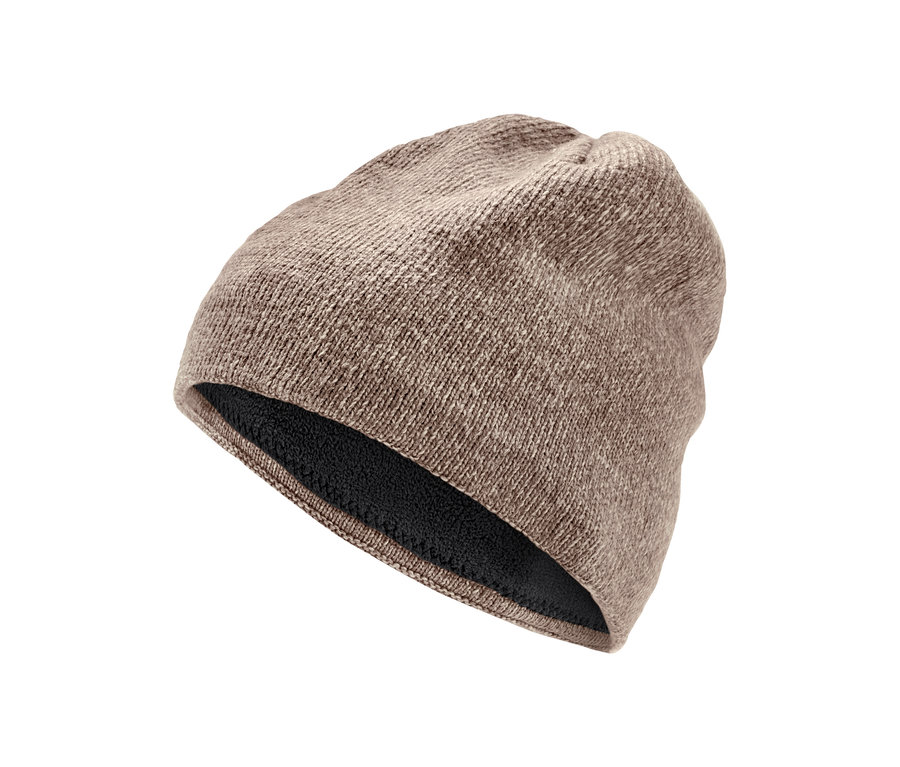 Hnědá pletená čepice.