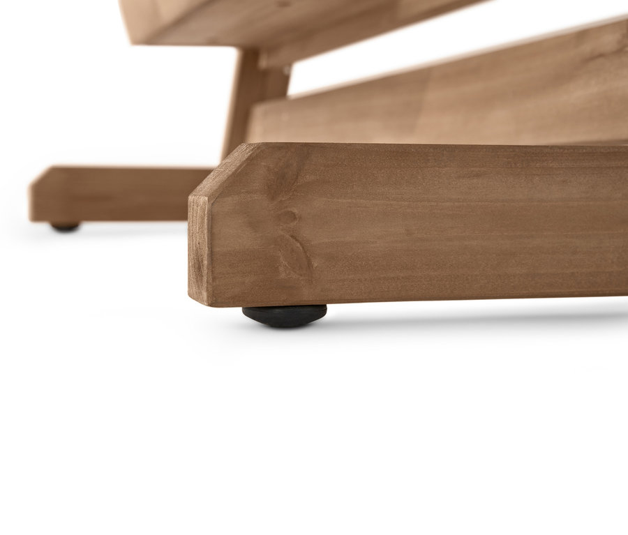 Detail dřevěné konstrukce vertikálního záhonu »Tinus« s flexibilně zavěsitelnými truhlíky.