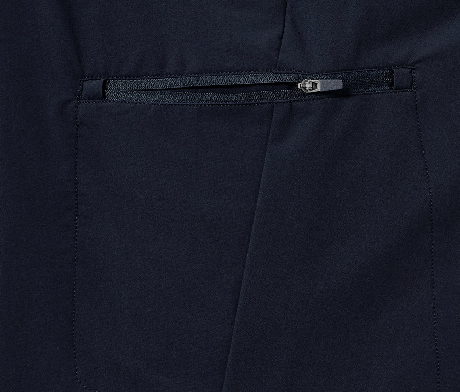 Detail softshellových outdoorových kalhot s kapsou na zip.