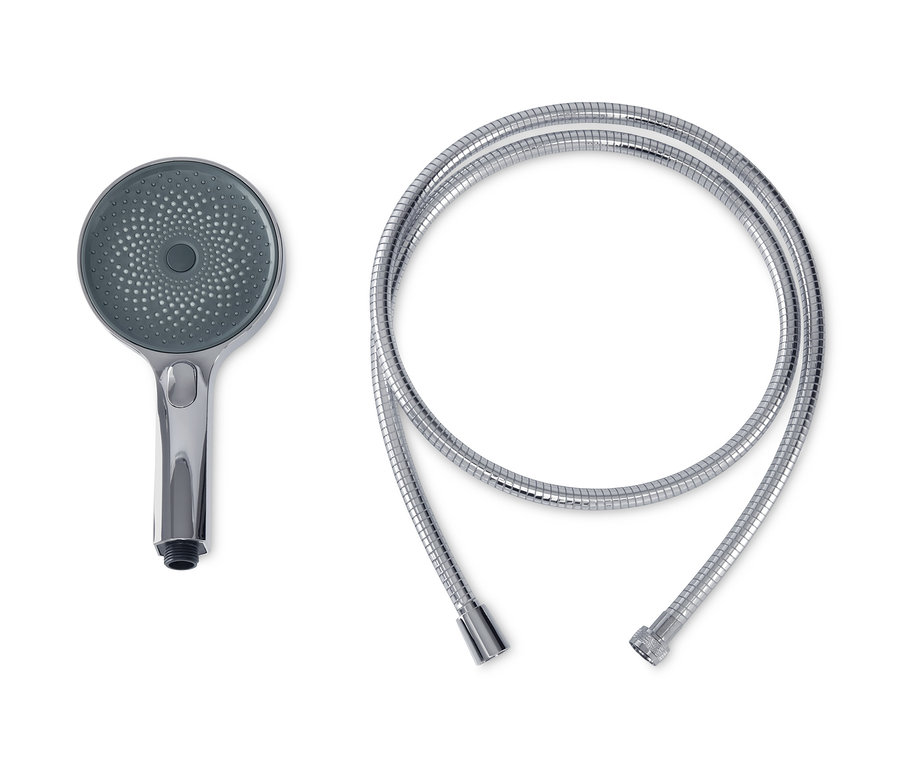 Šedá wellness sprchová hlavice a stříbrná hadice leží na bílém pozadí.
