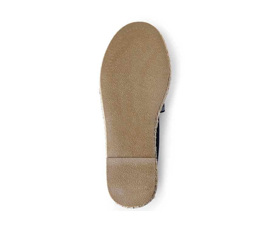 Hnědá podrážka espadrilky na bílém pozadí.