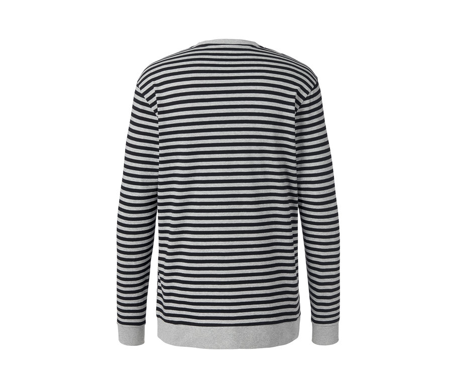 Pohled zezadu na pyžamový top s dlouhým rukávem se šedými a černými vodorovnými pruhy.
