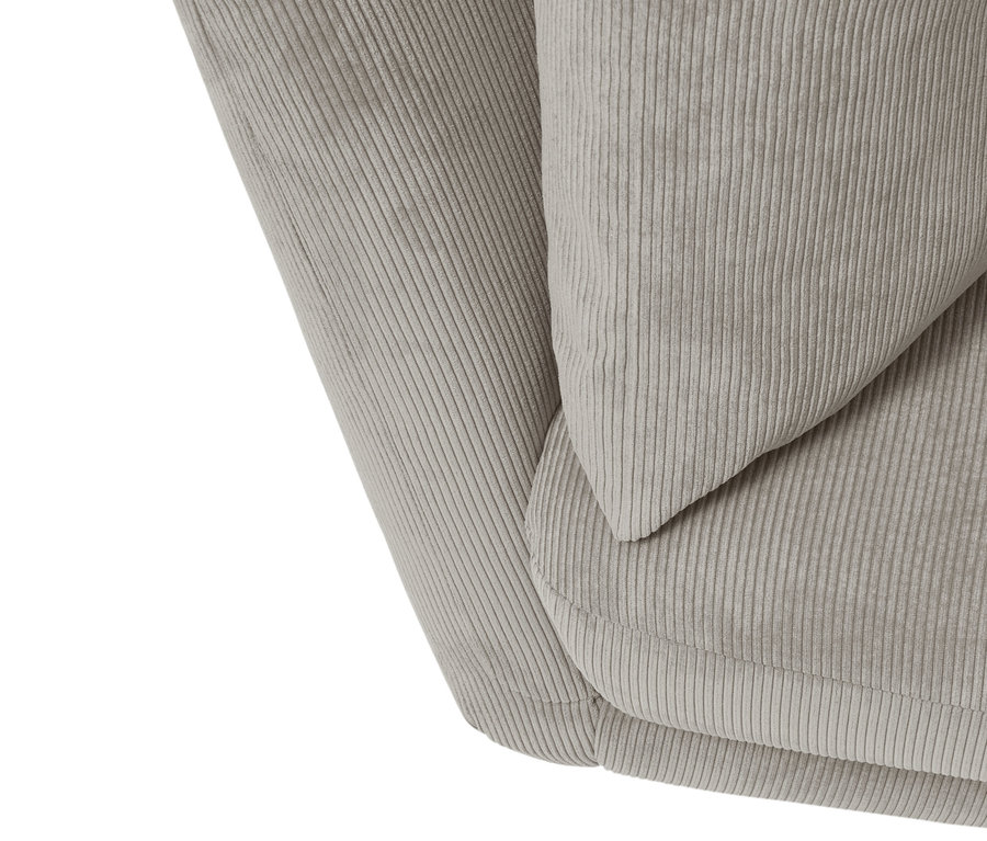 Detail béžové manšestrové pohovky SCAPA pro 2,5 osoby.