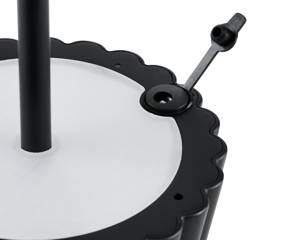 Detail základny stojací lampy s LED akumulátorovou lampou.