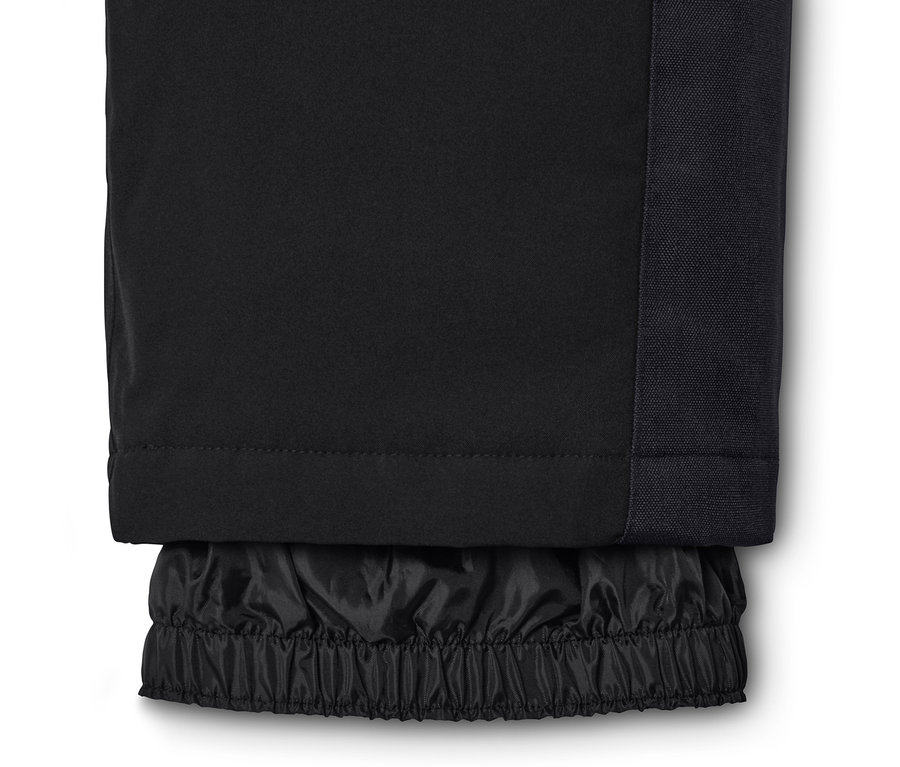 Detail černé lyžařské kalhoty s vysokým pasem.