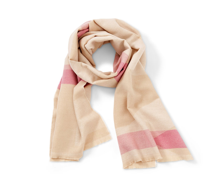 Béžová šála s růžovými pruhy a třásněmi.