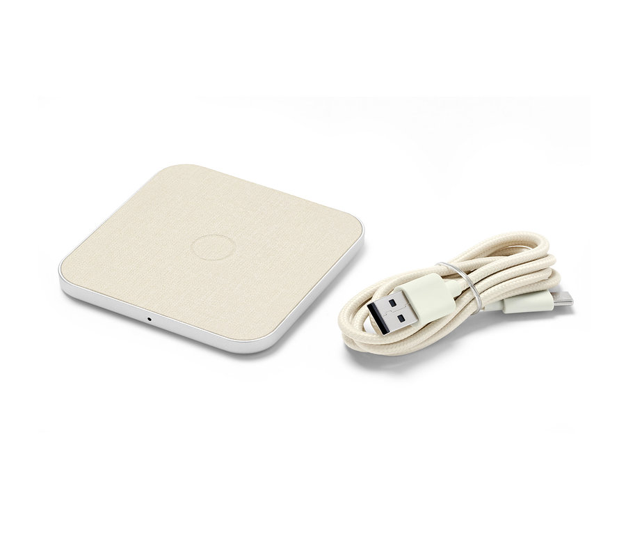 Šedá bezdrátová nabíjecí stanice s kabelem.