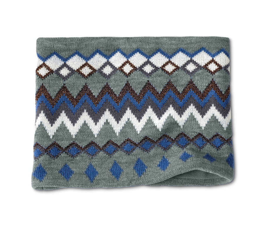 Pletená kruhová šála se vzorem kosočtverců v modré, hnědé a bílé barvě.