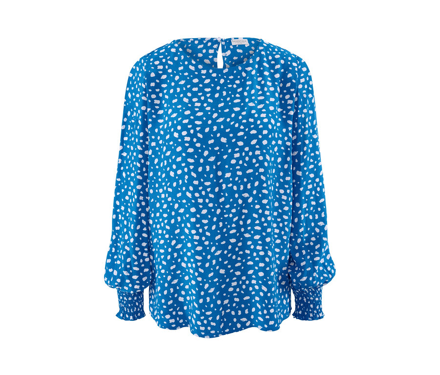 Modrá halenka s bílým potiskem.