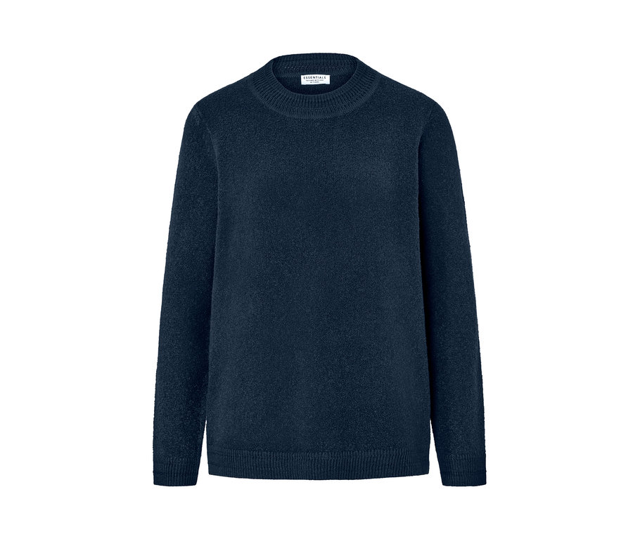 Tmavě modrý pletený svetr.