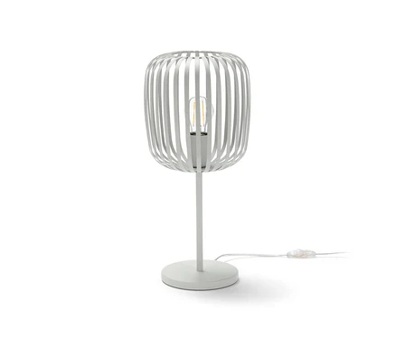 Kovová stolní lampa na bílém pozadí.