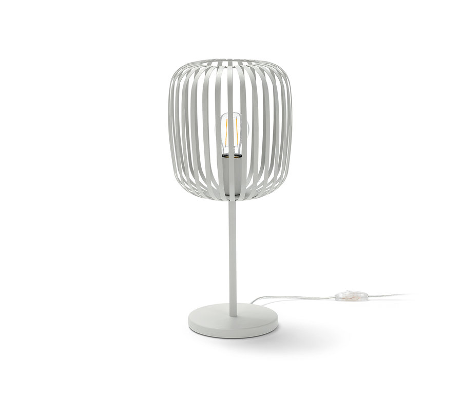 Kovová stolní lampa na bílém pozadí.
