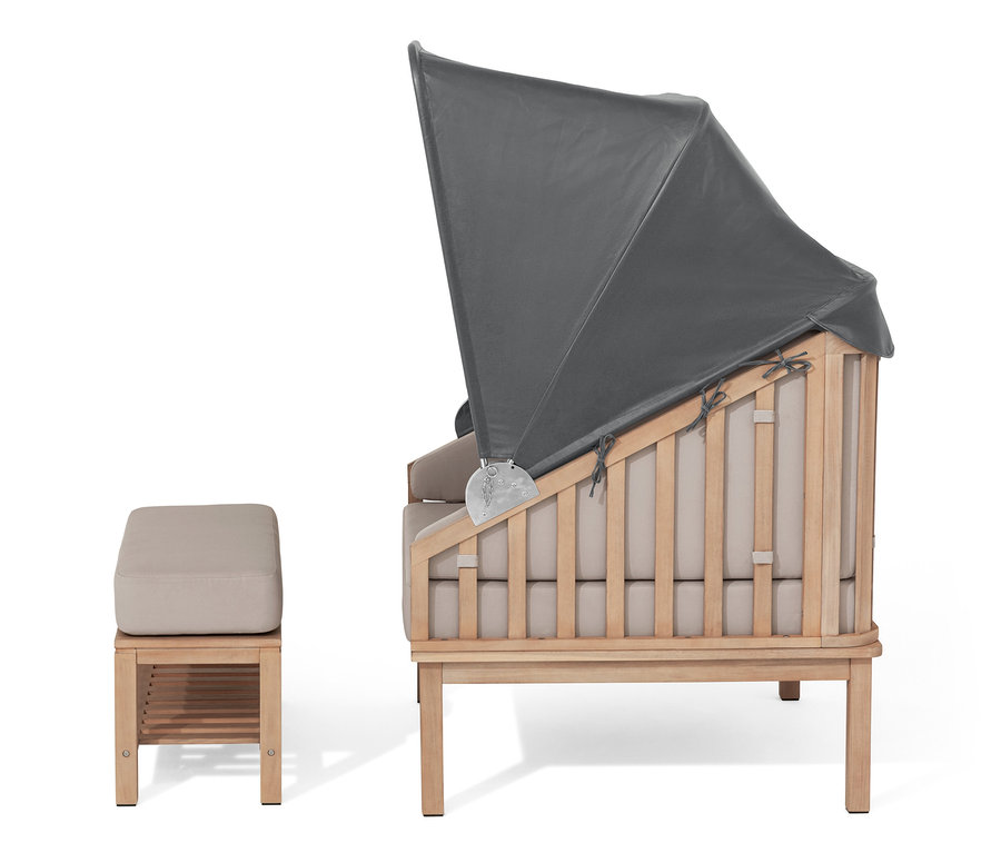 Boční pohled na plážový koš prémiové kvality se stříškou proti slunci a podnožkou.