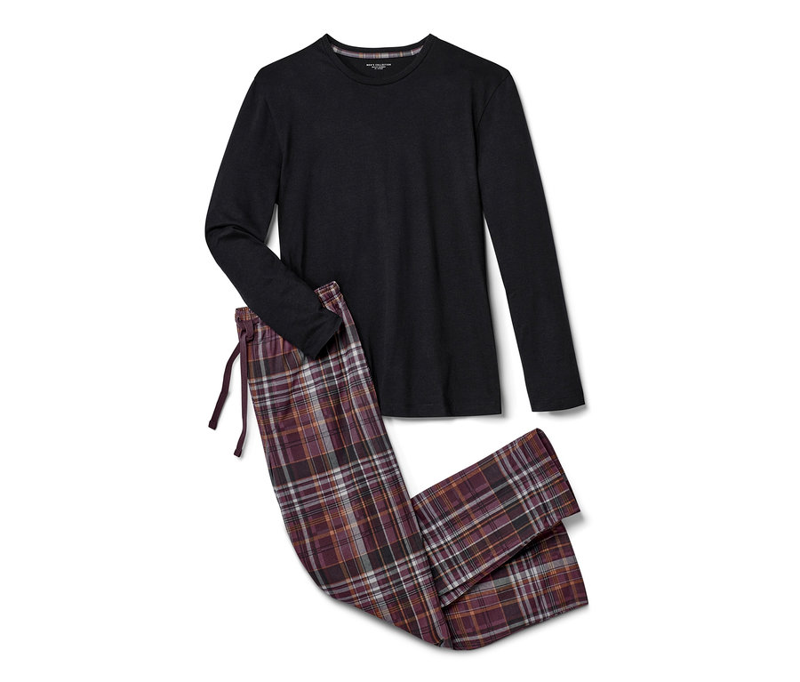 Černé pyžamo s kostkovanými kalhotami.