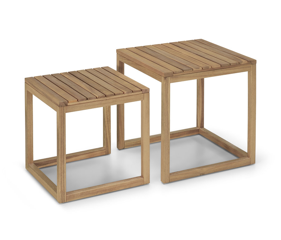 Dva odkládací stolky »Lenja« z akáciového dřeva na bílém pozadí.