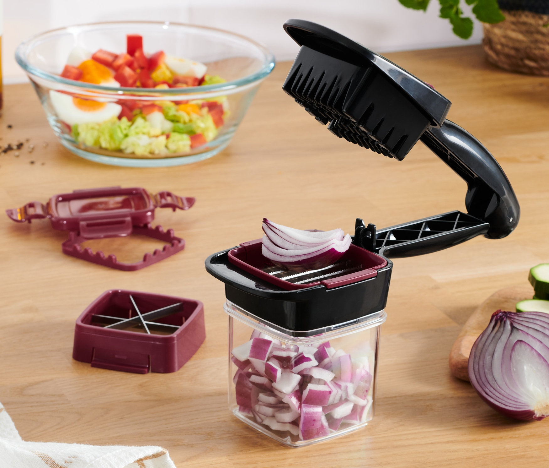 Červená cibule se krájí pomocí kráječe Nicer Dicer Quick.