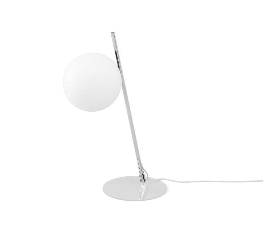 Chromovaná kovová stolní lampa s kulovitým stínidlem.