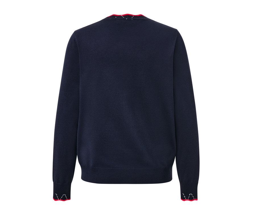 Tmavě modrý svetr z jemného úpletu se zvlněným červeným lemem na krku a manžetách.