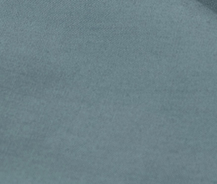 Detailní záběr na modré perkálové povlečení standardní a nadměrné velikosti.