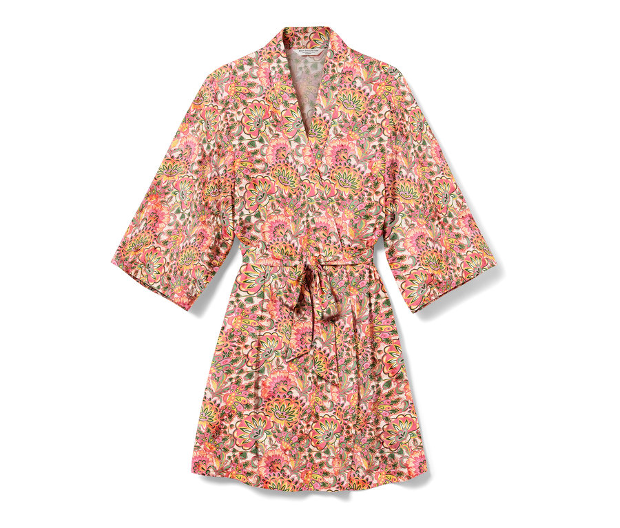 Květovaný župan s páskem.