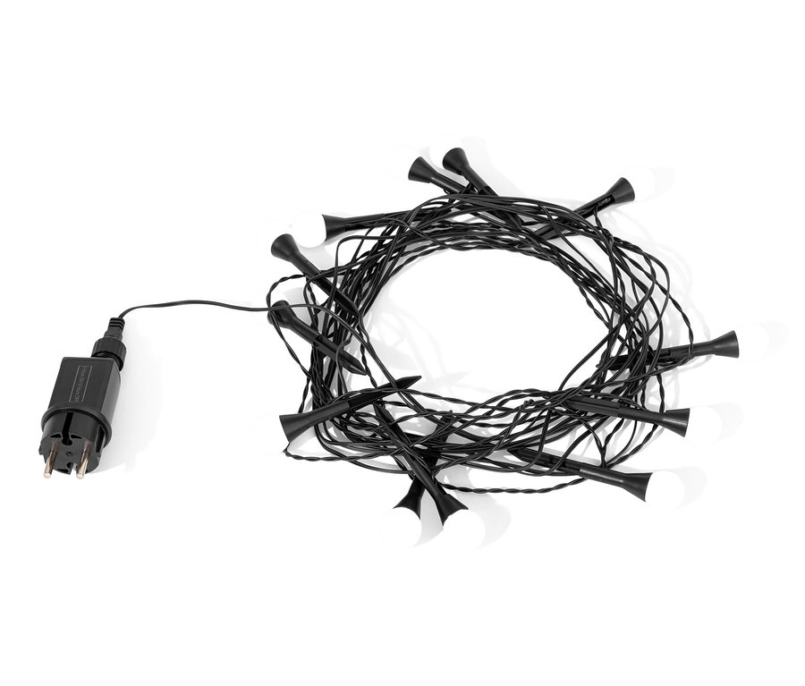 Černý světelný řetěz na zem s černým kabelem a zástrčkou.