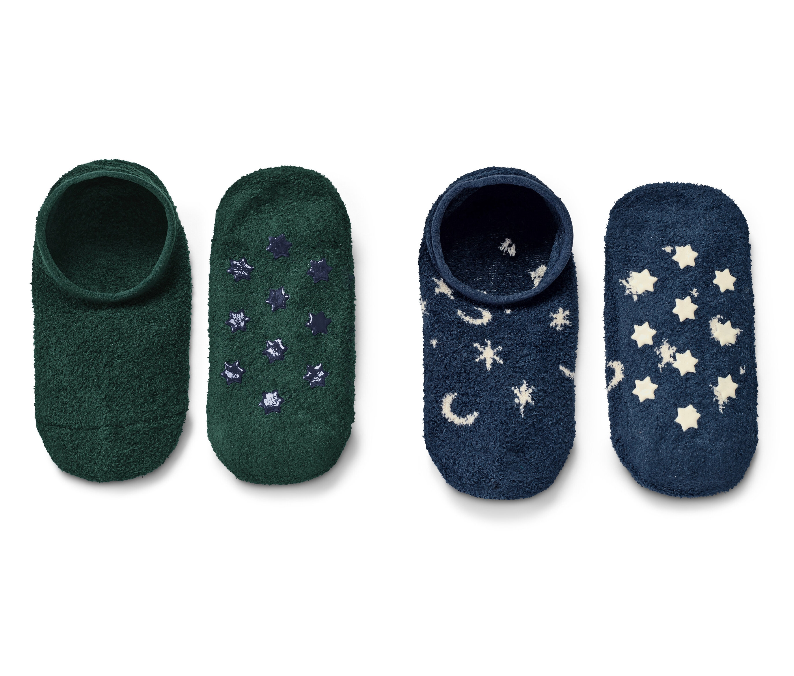 Dva páry ponožkových papučí. Jedny jsou zelené s tmavě modrými hvězdami, druhé tmavě modré s bílými hvězdami a měsíci.