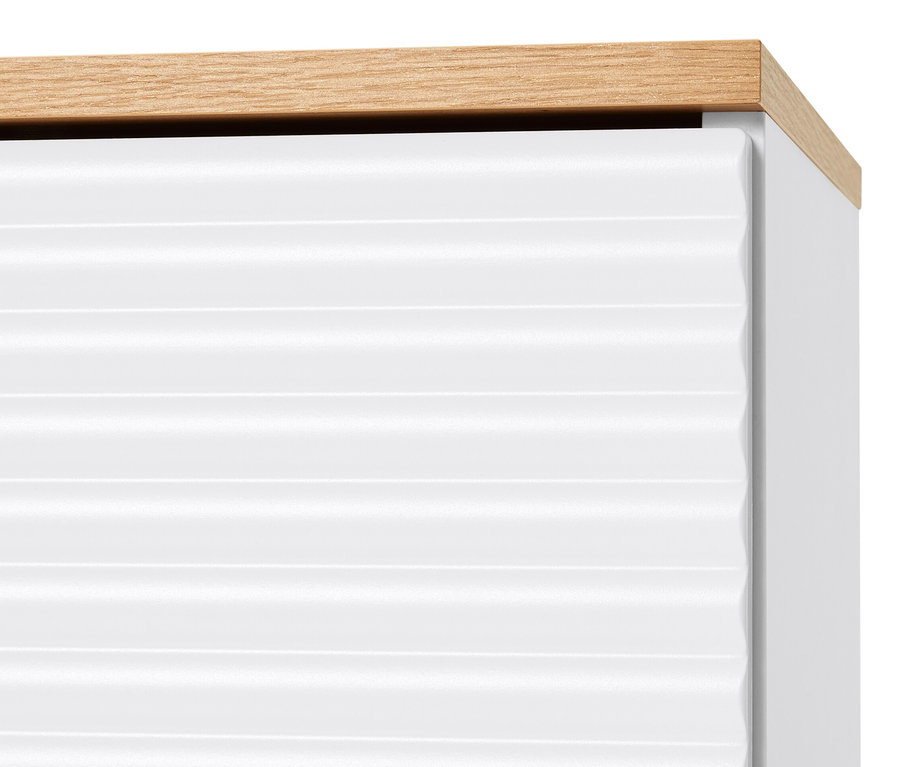 Detail bílého botníku s dřevěnou horní deskou.
