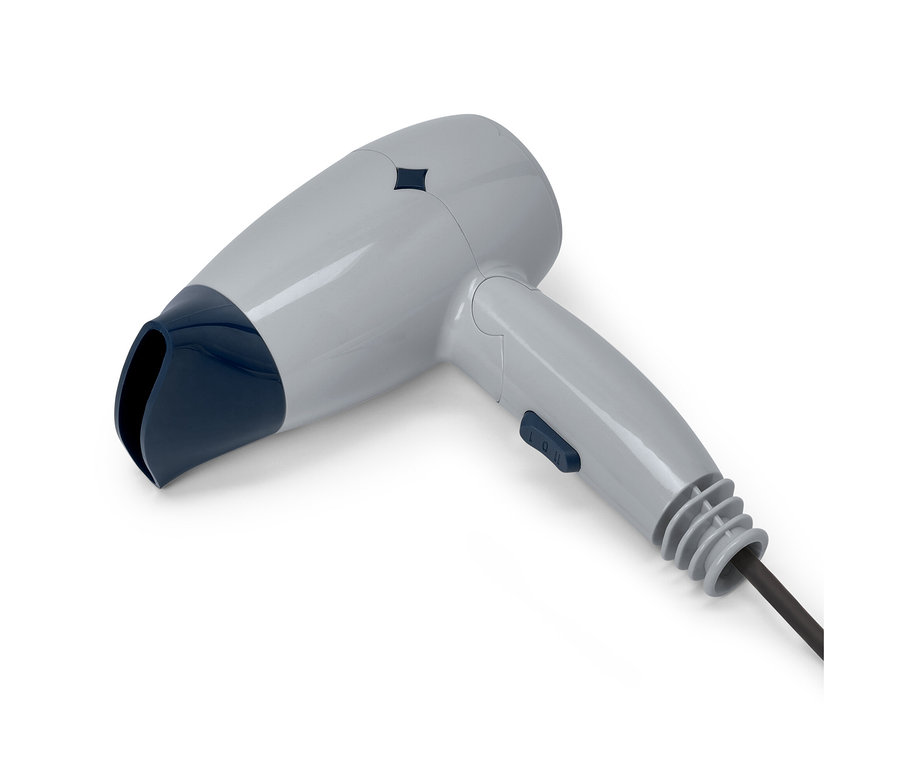 Šedý cestovní vysoušeč vlasů s tmavě modrými akcenty na bílém pozadí.