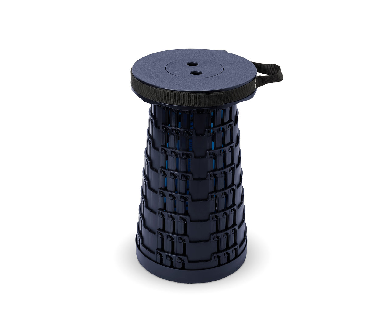 Detailní záběr na teleskopickou kempingovou stoličku v tmavě modré barvě, která je složená.