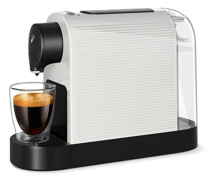 Bílý kávovar Cafissimo pure+ plní sklenici kávou.