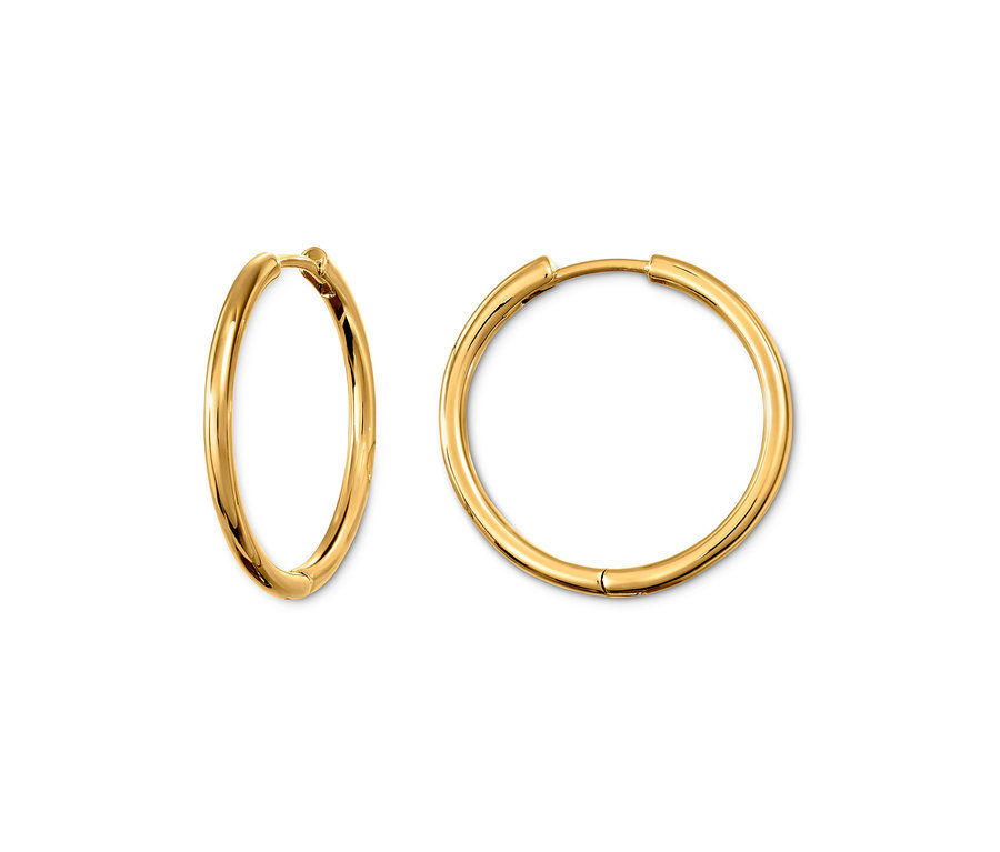 Dva zlaté kruhové náušnice Sada kreolek na bílém pozadí.