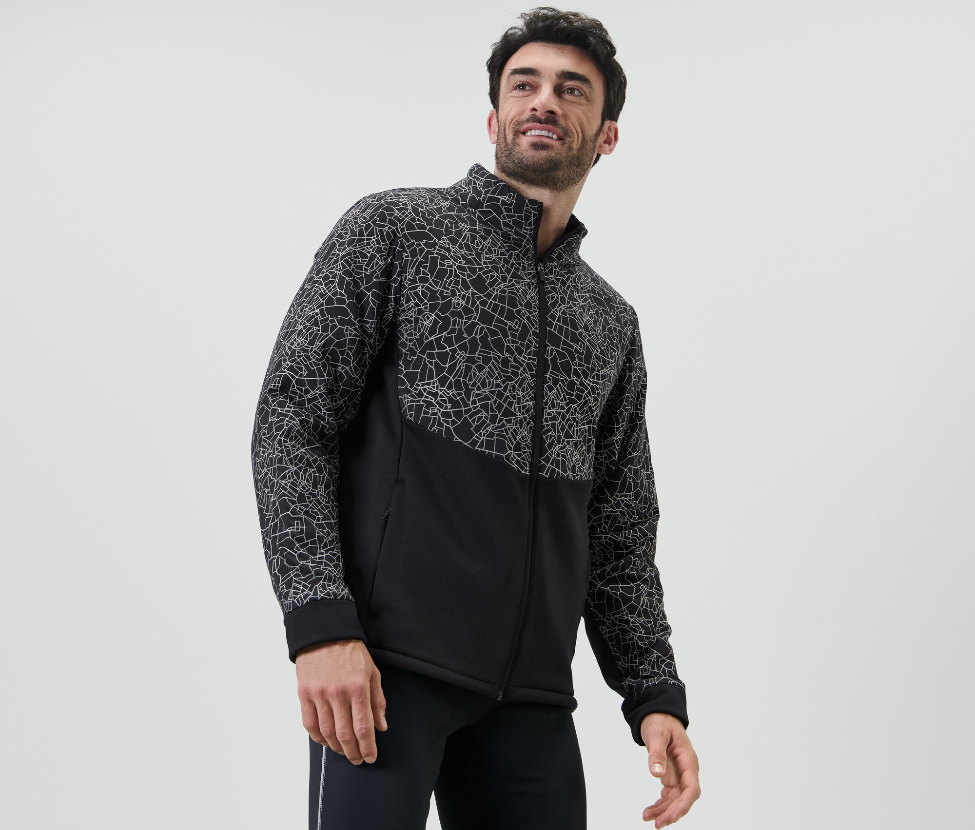 Muž má na sobě termobundu.