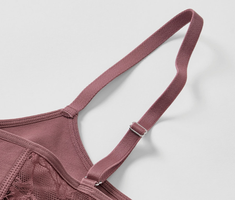 Detail hnědé bezešvé podprsenky s krajkou a nastavitelným ramínkem.