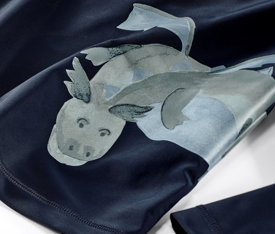 Detailní záběr dětské soupravy s UV faktorem 80 s motivem dráčka.