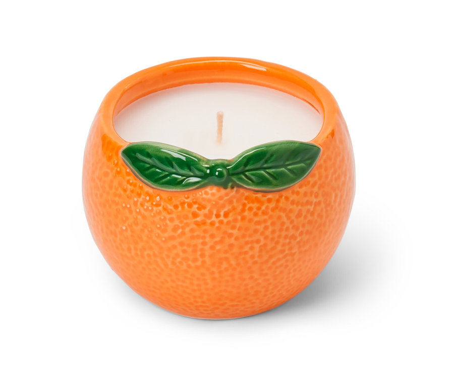 Oranžová svíčka citronella ve tvaru pomeranče.
