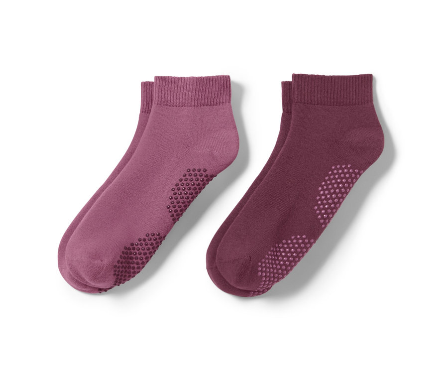 Dva páry ponožek na jógu.