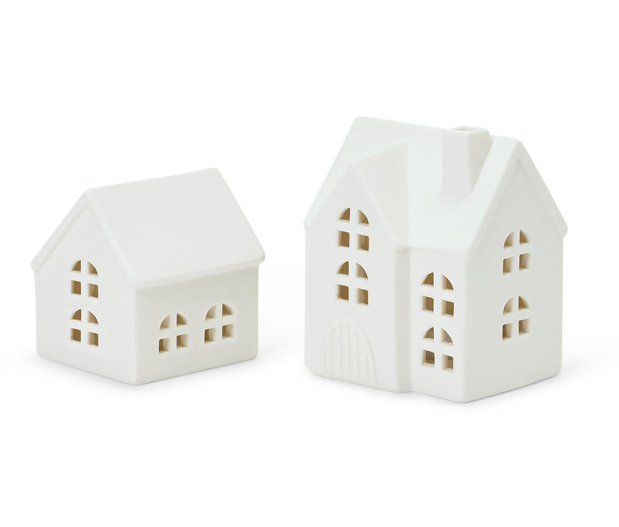 Dva bílé keramické domky s okny.