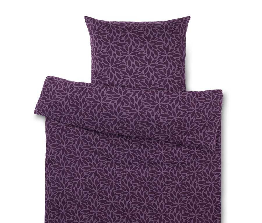 Fialové povlečení s květinovým vzorem.