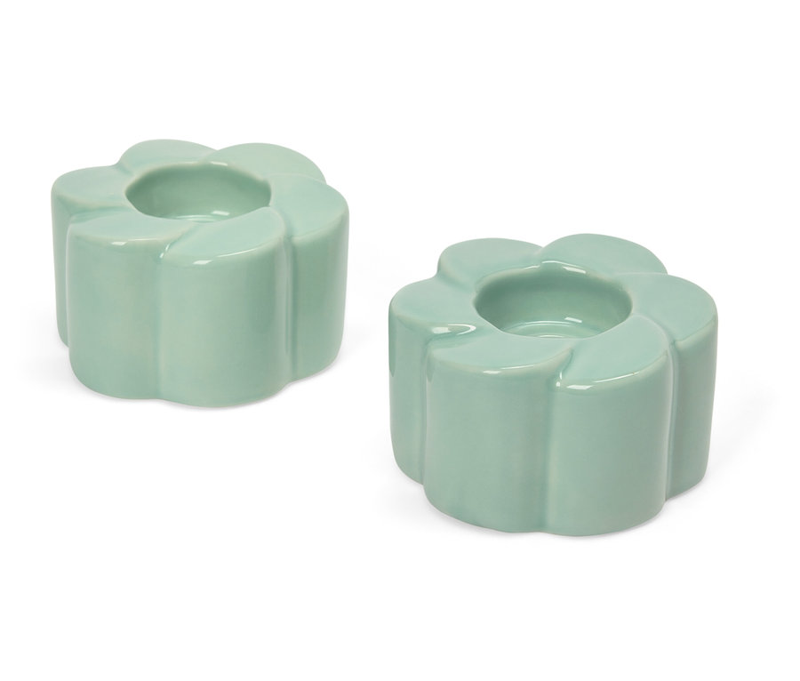 Dva světle zelené svícny ve tvaru květu na bílém pozadí.