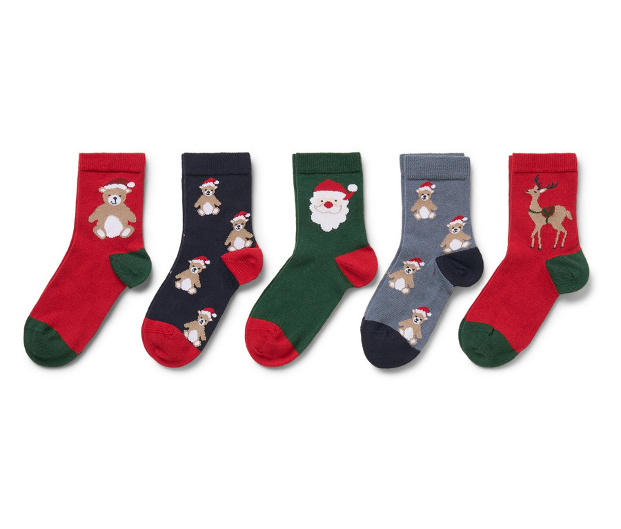 Pět párů dětských vánočních ponožek s různými vzory: medvídek, Santa Claus a sob.