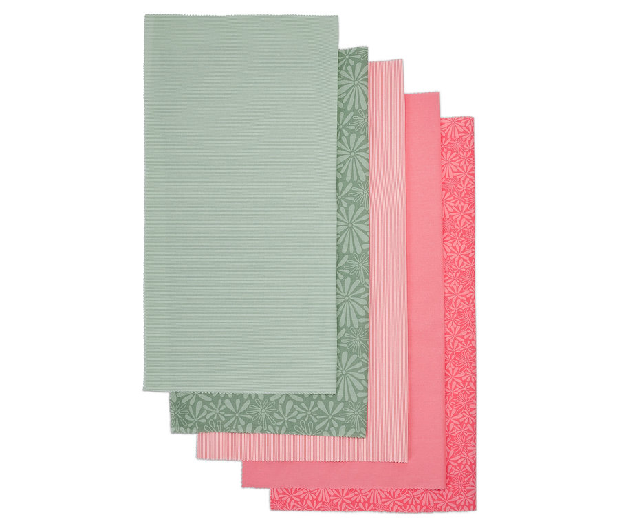 Detail látkového setu s pěti kusy látek různých barev a vzorů.