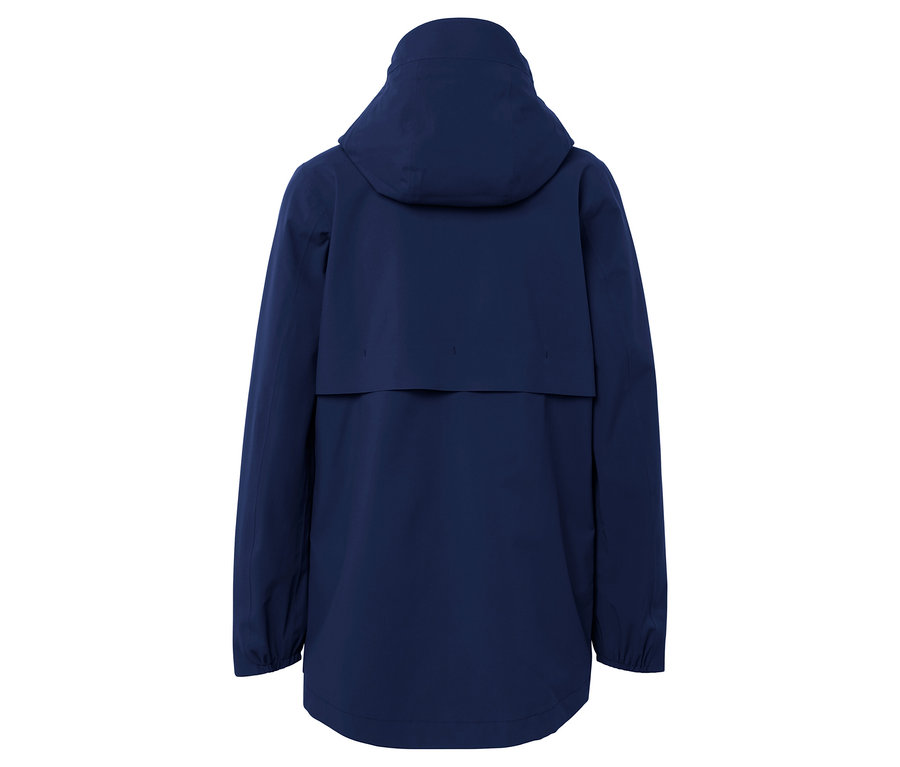 Zadní pohled na modrou bundu s kapucí.