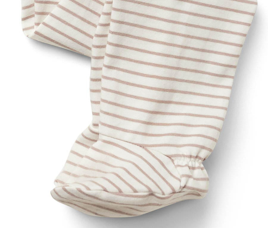 Detail dětských dupaček se vzorem hnědých pruhů.